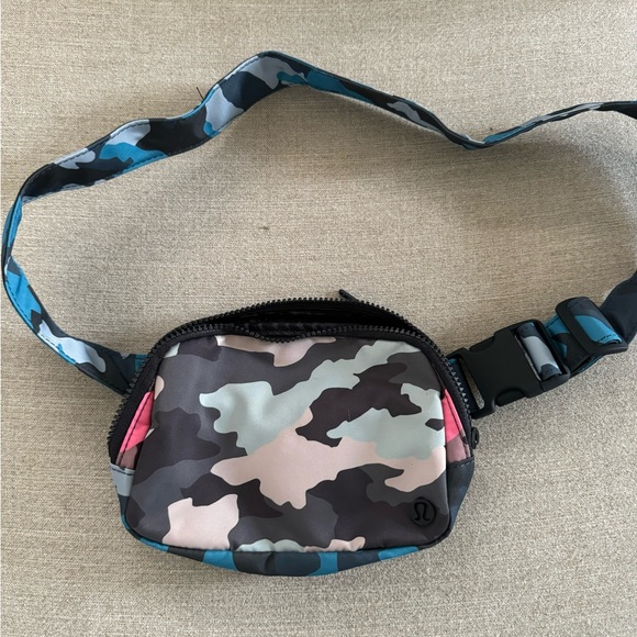 Lululemon camo belt bag - Picture 1 of 2